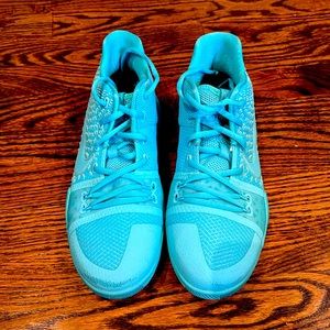 Youth Kyrie 3’s Aqua